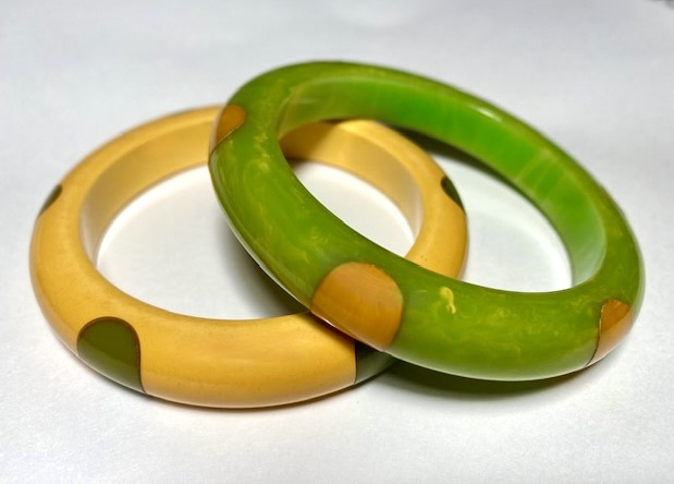 BB287 pr of bakelite 6 dot bangles in lime & custard